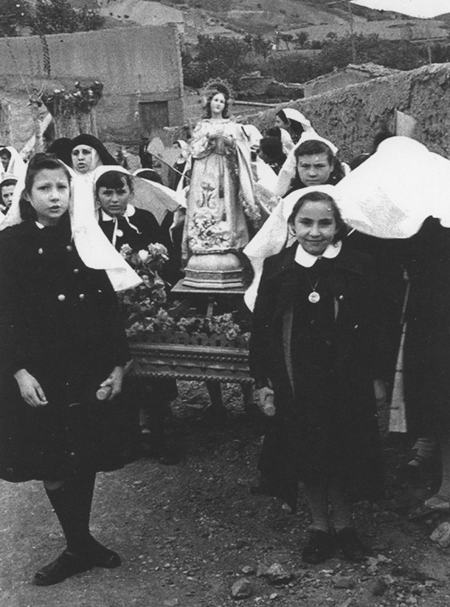 NiÃ±as en la procesiÃ³n de la Virgen. Daroca.