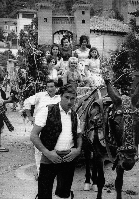 Amigos con carroza engalanada para las fiestas de Pascua. Daroca.
