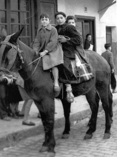 NiÃ±os sobre un caballo en la bendiciÃ³n de San AntÃ³n. Daroca.