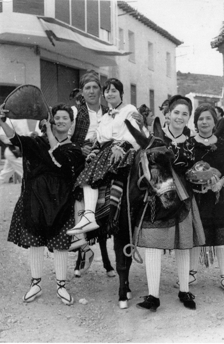 Grupo vestido con los trajes regionales en las Fiestas del Corpus. Daroca.