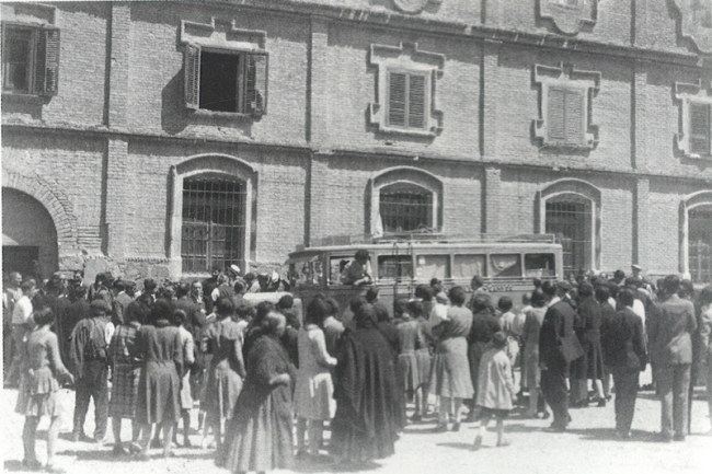 Encuentro delante del colegio de Escolapios. Daroca
