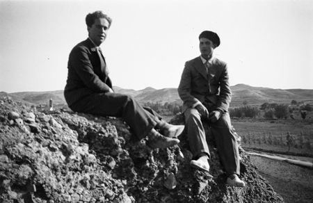 JÃ³venes sentados en el risco. Navarrete