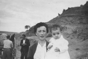 Vecina de Nombrevilla con su hija.