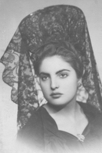 Muchacha con mantilla y peineta. Nombrevilla.