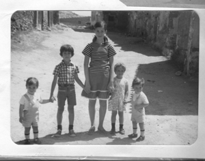 Grupo de hermanos. Nombrevilla. AÃ±o 1977.