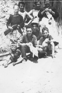 Grupo familiar en la puerta. Nombrevilla. AÃ±o 1964.