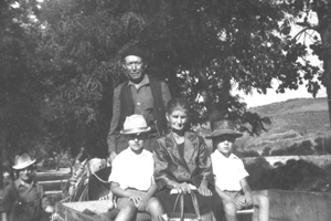 Abuelo con los nietos. AÃ±o 1968. Nombrevilla.