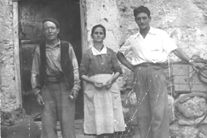 Padres con hijo en Nombrevilla