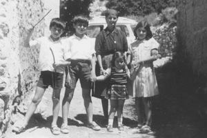 Abuela y nietos. Nombrevilla. AÃ±o 1971.