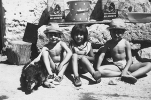 NiÃ±os con la perra Lola en Nombrevilla. AÃ±o 1970.