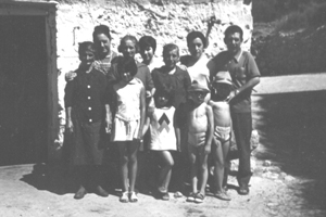 Abuela con familia y vecinos en Nombrevilla. AÃ±o 1970.