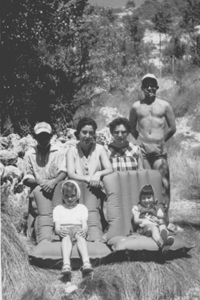 Familia en el campo. Nombrevilla