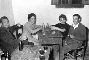 Parejas en el bar, en la fiesta de los mozos. Nombrevilla