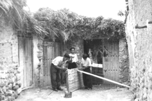 Arreglando una puerta en el corral. Nombrevilla