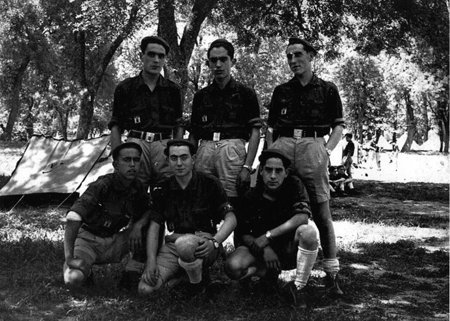 JÃ³venes en un campamento del frente de juventudes. Daroca.