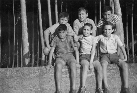 Grupo de niÃ±os en la barbacana del rÃ­o Jiloca. Daroca.