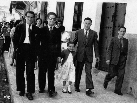 Grupo de vecinos junto a las casas de GuillÃ©n y los Izquierdo. Daroca.