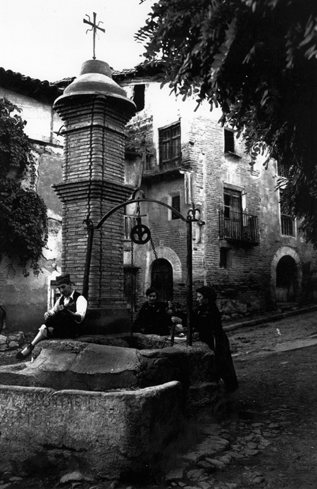Grupo de darocenses vestidos con trajes regionales. Daroca.