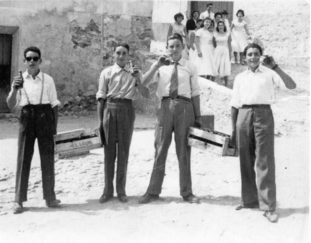 JÃ³venes en un dÃ­a de fiesta. Daroca.