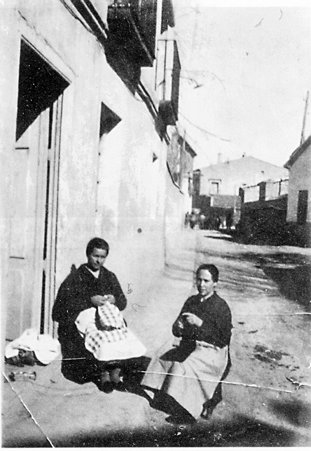 Mujeres en la Calle Mayor. Calamocha.