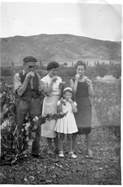 Rosario y familia comiendo uvas en la viÃ±a. Calamocha