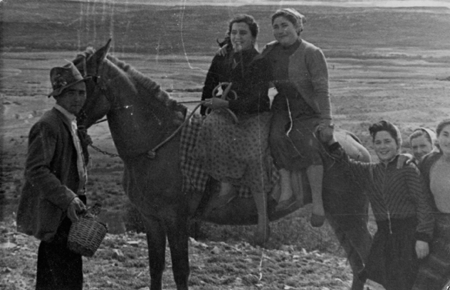 Dos mujeres sobre burro en Calamocha.