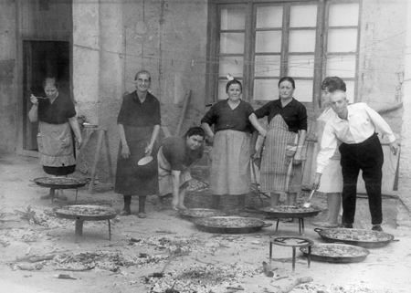 Grupo de gente preparando un banquete de bodas. Calamocha.