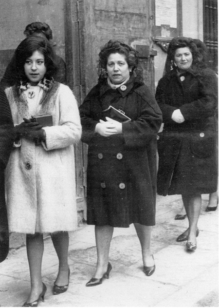 Mujeres con mantilla. Daroca.