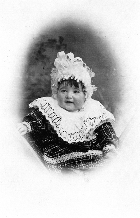 BebÃ© con ropas festivas. Daroca.