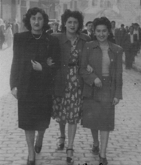 JÃ³venes arregladas para las fiestas del Corpus. Daroca.