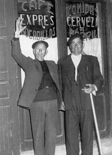 Hombres delante de la taberna de "Plus Ultra". Daroca.