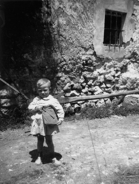 NiÃ±o de una escuela rural preparado para ir al colegio. Daroca.