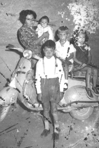 Familia en la vespa. AÃ±o 1963. Romanos.