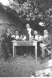 Amigos de Romanos merendando en el huerto