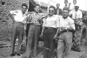 Grupo delante del tractor. Romanos