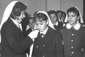 Vecina de Romanos de colegiala en una boda. AÃ±o 1957.