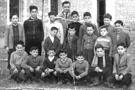 Grupo de niÃ±os confirmados con el obispo y el maestro. Romanos. AÃ±o 1960.