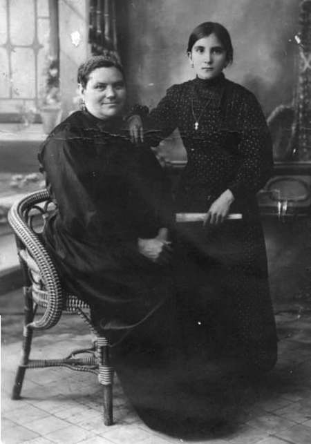 Retrato de Teresa HernÃ¡ndez y Vicenta Lorente. AÃ±o 1920. Cella.