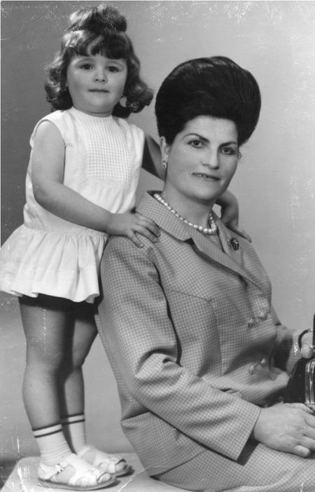 Alejandra y Tere. Cella. AÃ±o 1967.