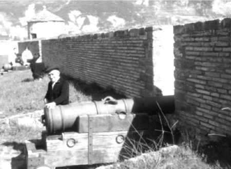 Antonio SÃ¡nchez junto a un caÃ±Ã³n. Cella.