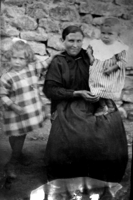 MarÃ­a, Agustina y Pedro. Cella.