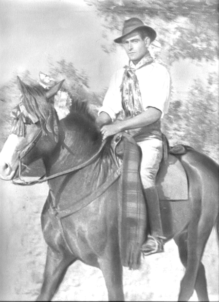 Maximino a caballo camino de la fuente. Cella.