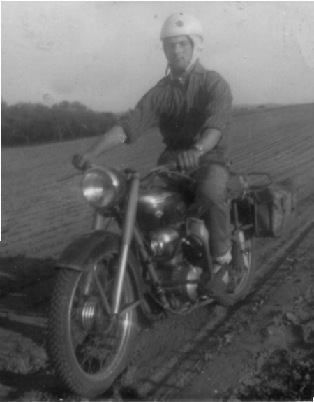 Retrato de MoisÃ©s SÃ¡nchez sobre una motocicleta. Cella.