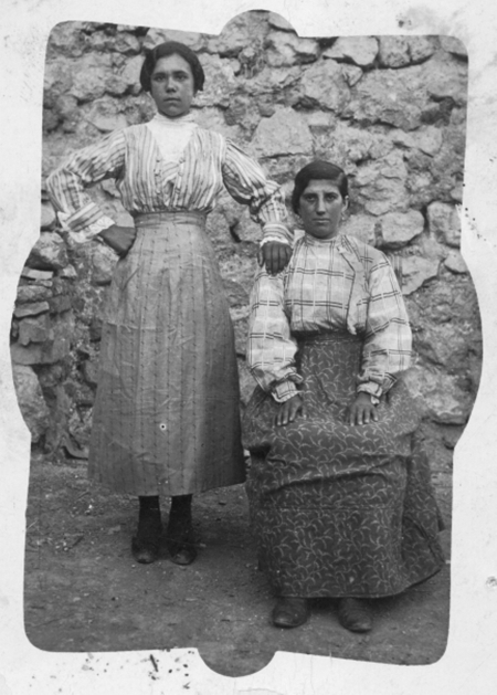 Pilar y Cecilia. Cella.