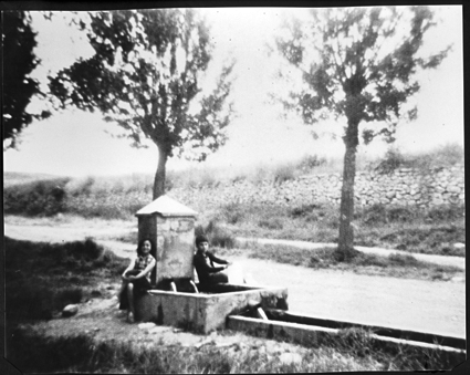 NiÃ±os sentados junto a la antigua fuente del Prado. Cosa