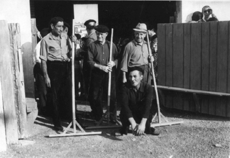 Grupo de mantenimiento de la plaza de toros en fiestas. Cella