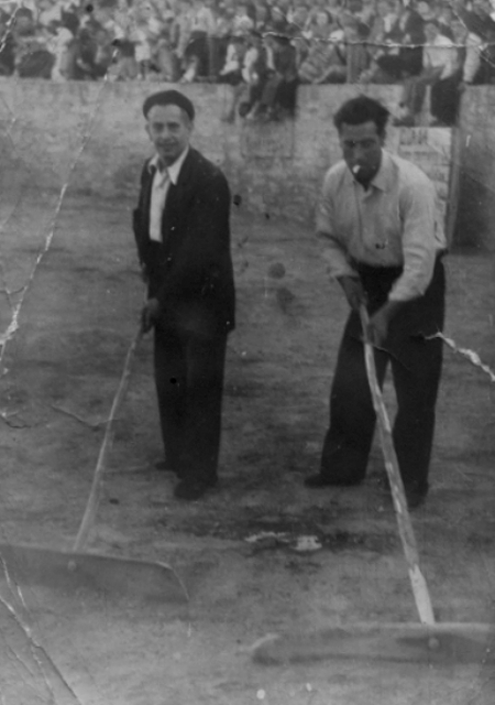 Alisando la arena de la plaza de toros. Cella