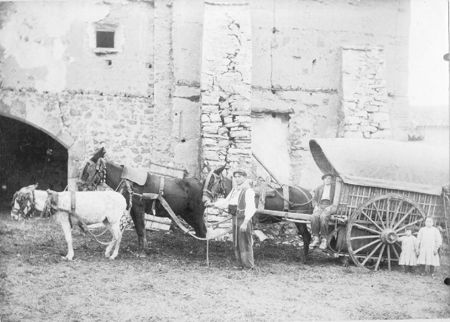 Hombre y dos niÃ±as junto a un carro. AÃ±o 1920. Cella.