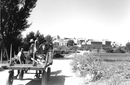 Trabajadores sobre un carro. AÃ±o 1972. Cella.
