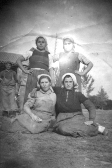Grupo de mujeres trabajando el cÃ¡Ã±amo. Cella.